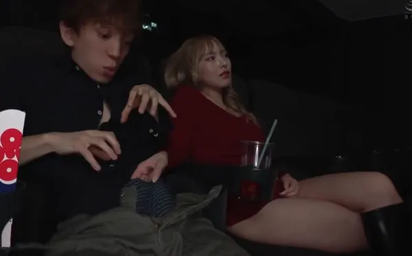 clip sex ngọc trinh đi xem phim một mình, thanh niên bị chị gái thánh dâm kế bên sờ trym